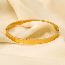 Load image into Gallery viewer, Ridge Thin Bangle in GOLD / SILVER