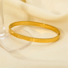 Load image into Gallery viewer, Ridge Thin Bangle in GOLD / SILVER