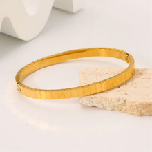 Load image into Gallery viewer, Ridge Thin Bangle in GOLD / SILVER