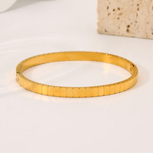 Load image into Gallery viewer, Ridge Thin Bangle in GOLD / SILVER