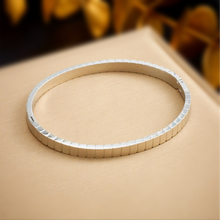 Load image into Gallery viewer, Ridge Thin Bangle in GOLD / SILVER