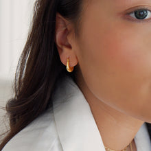 Load image into Gallery viewer, Tiny Vero Hoop Earrings S925