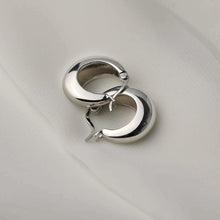 Load image into Gallery viewer, Tiny Vero Hoop Earrings S925