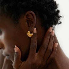Load image into Gallery viewer, Concha Hoop Studs