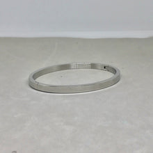 Load image into Gallery viewer, The Flat Thin Plain Bangle