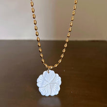 Load image into Gallery viewer, Pearl Fleur Bead Necklace