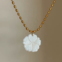 Load image into Gallery viewer, Pearl Fleur Bead Necklace