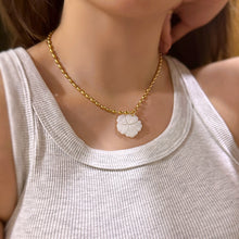 Load image into Gallery viewer, Pearl Fleur Bead Necklace