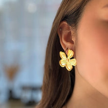 Load image into Gallery viewer, Golden Bloom Stud Earrings
