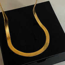 Load image into Gallery viewer, Flat Snake Necklace - 20&quot;