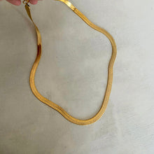 Load image into Gallery viewer, Flat Snake Chain Necklace - 20&quot;